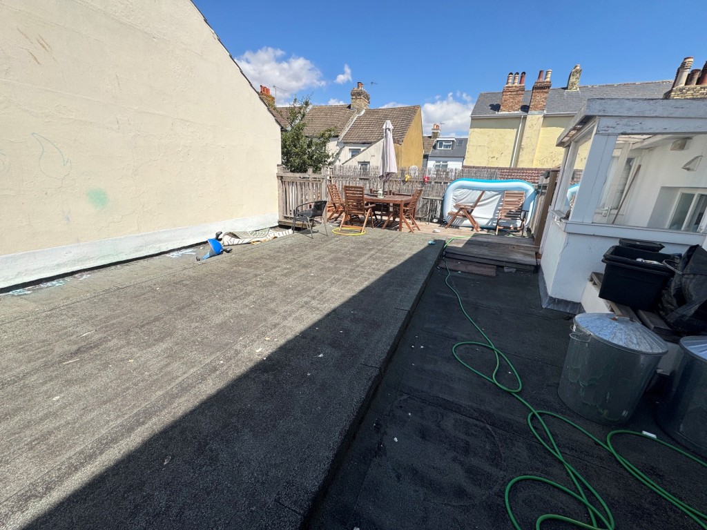 Lot: 193 - COMMERCIAL AND RESIDENTIAL INVESTMENT - Flat - Roof terrace